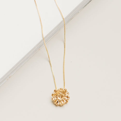 This beautiful flower preserved in gold or silver is perfect to be worn alone or stacked with other pieces.
